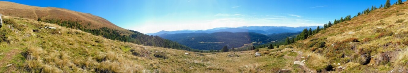Breites Panoramabild  einer Berglandschaft in der Steiermark , in Österreich