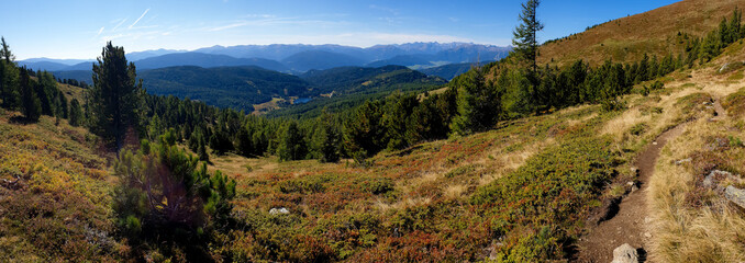 Breites Panoramabild  einer Berglandschaft in der Steiermark , in Österreich