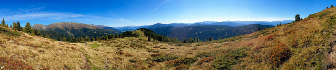 Breites Panoramabild  einer Berglandschaft in der Steiermark , in Österreich