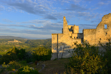 Panorama sur Bonnieux (84480) depuis les ruines du château de Sade (11è) à Lacoste (84480), département du Vaucluse en région Provence-Alpes-Côte-d'Azur, France.tif