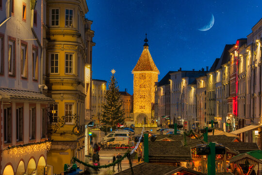 Welser Weihnachtswelt mit Ledererturm Sterne und Mond