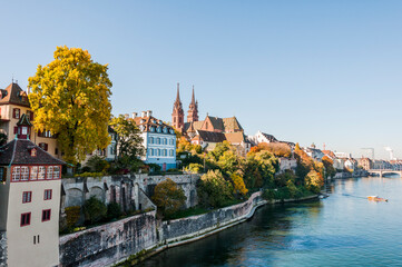 Obraz premium Basel, Münster, Kirche, Altstadt, Pfalz, Rhein, Fähre, Rheinbrücke, Grossbasel, Kleinbasel, Altstadthäuser, Rheinufer, Herbst, Herbstmesse, Basel-Stadt, Schweiz