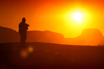 Paysage coucher de soleil avec personnage en ombre chinoise