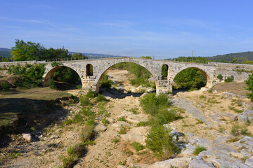 Fototapeta na wymiar Le Pont Julien (an 3 av J.C) attend bouche ouverte l'arrivée de l'eau à Bonnieux (84480), département du Vaucluse en région Provence-Alpes-Côte-d'Azur, France