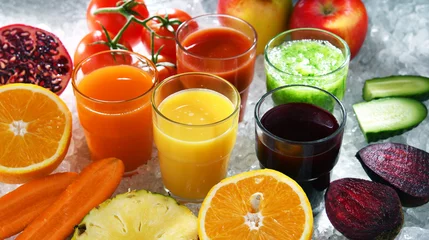 Schilderijen op glas Glazen met verse biologische groente- en fruitsappen © monticellllo