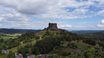 Chateau en ruine sur une colline