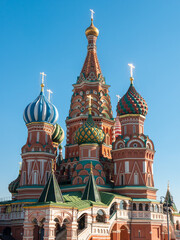 Fototapeta na wymiar St. Basil's Cathedral on a sunny day. Red Square, Moscow, Russia. Vertical.