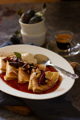 Crepes Suzette mit Zwetschken