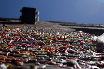 Obraz premium A closeup view of a glowing pink neon sign on a wall.