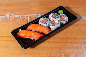 A sushi bar with nigiris and hossomakis on a wooden table