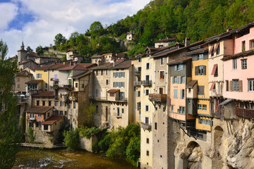 Vol sur la Bourne entre les maisons suspendues de Pont-en-Royans (38680), département de l'Isère en région Auvergne-Rhône-Alpes, France