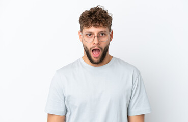 Obraz premium Young handsome caucasian man isolated on white background With glasses and surprised expression