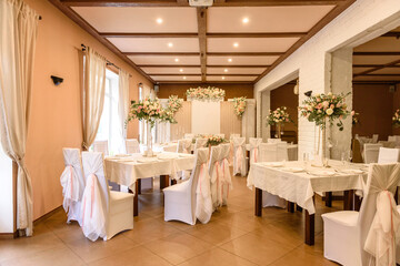 Beautiful floral compositions in the restaurant for the wedding ceremony