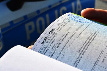 Bloczek nowych mandatów karnych dla kierowcy samochodu.  - obrazy, fototapety, plakaty
