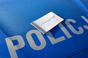 Bloczek nowych mandatów karnych dla kierowcy samochodu.  - obrazy, fototapety, plakaty