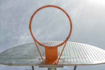 basketball hoop seen from below with the sky in the background © claverinza