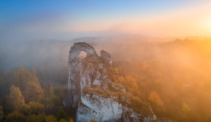 Okiennik wielki rock during autumn foggy sunrise - Jura Krakowsko-Czestochowska - Poland - obrazy, fototapety, plakaty