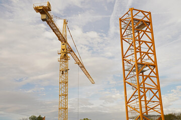 Installation of a lattice boom crane on the construction site
