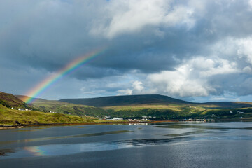 Un arc en ciel sur une île écossaise.