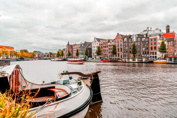 Obraz premium Canals and typical dutch architecture in Amsterdam, the capital of the Netherlands