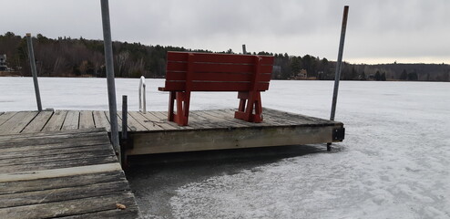 Quai sur un lac gelé