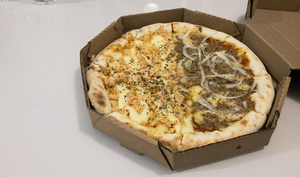 Pizza em fundo isolado. Pizza deliciosa. Imagem de uma deliciosa pizza com recheio generoso, destacando uma crosta dourada e crocante. O fundo isolado real&ccedil;a as cores vibrantes dos ingredientes