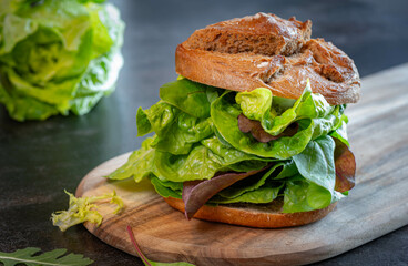 Veganer Burger mit grünem Salat