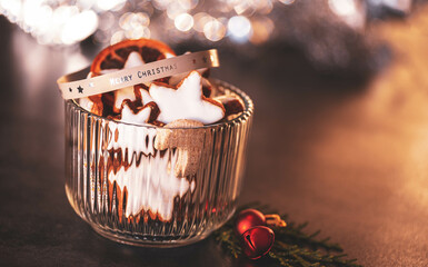 Zimtsterne, Kekse in Zuckerdose zu Weihnachten vor leuchtenden Hintergrund