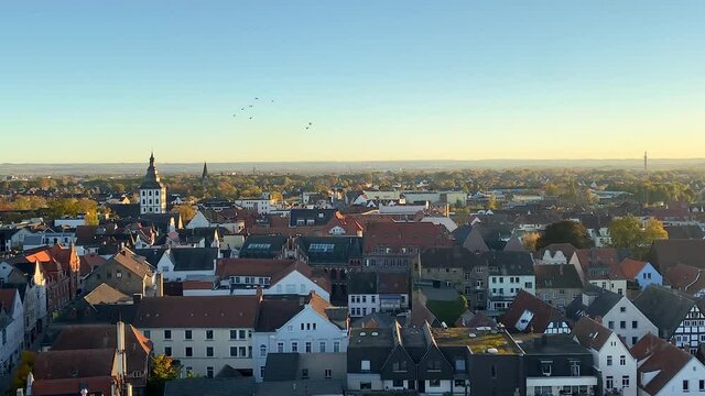 Lippstadt in Westfalen an sonnigem Herbsttag von oben