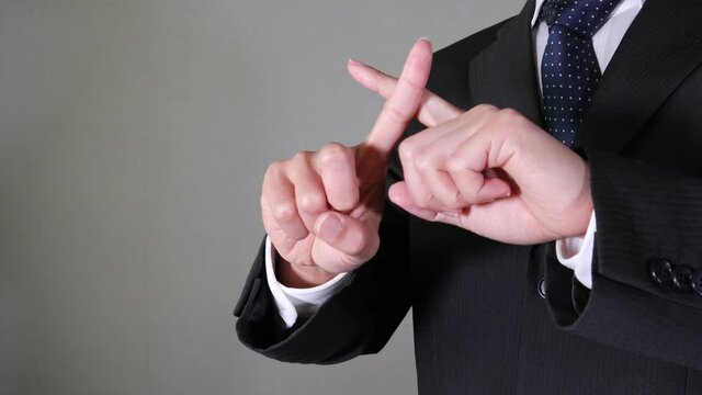 拒否のポーズを取る会社員