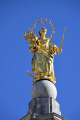 Der Marienbrunnen am Residenzplatz in Eichstätt wurde im Barocken Baustil zwischen 1777 und 1780 erbaut. Auf dem Brunnenpfeiler steht die Figur der Heiligen Mutter Gottes.  - obrazy, fototapety, plakaty
