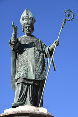 Der Willibalsbrunnen am Marktplatz in Eichst&auml;tt wurde im Barocken Baustil im Jahre 1695 errichtet. Auf dem Brunnenpfeiler steht die Bronzefigur des Hl. Wilklibald. Der Brunnen ist denkmalgesch&uuml;tzt.