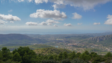 Fototapeta na wymiar Finestrat desde lo alto de la pedrera del Puig Campana