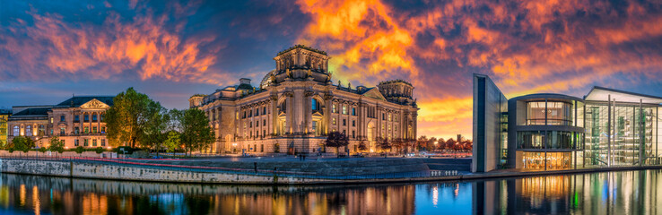 Panoramablick auf das Berliner Regierungsviertel mit dem Reichstag (Deutscher Bundestag) während des Sonnenuntergangs
