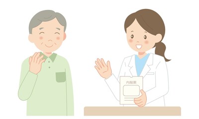 笑顔のシニア男性と薬剤師の女性 