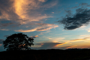 Silhueta do por do sol na estrada rumo a vila de São Jorge