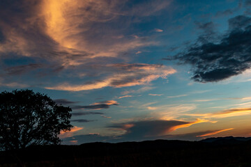 Silhueta do por do sol na estrada rumo a vila de São Jorge
