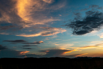 Silhueta do por do sol na estrada rumo a vila de São Jorge