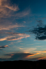 Silhueta do por do sol na estrada rumo a vila de São Jorge