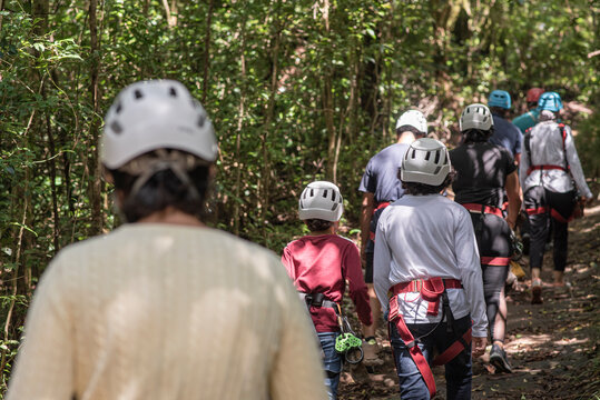 Grupo de personas caminando por senderos con equipo de seguridad para hacer canopy