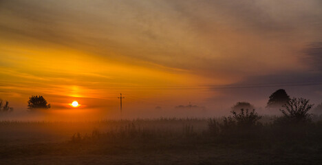 mglisty wiosenny wschód słońca nad łąką, wschodzące słońce nad łąką, mgła nad łaką © Follow the Sun