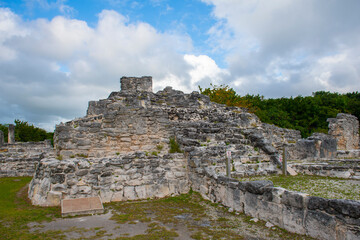 Fototapeta na wymiar Maya ruin El Rey archaeological site, Cancun, Quintana Roo QR, Mexico.