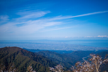 富山県上市町にある雪が積もった晩秋のクズバ山の登山道から剣岳、大日岳、猫又山などを見る風景 A view of Mt. Kuzuba with snow on the trail in late autumn in Kamiichi Town, Toyama Prefecture, looking at Mt.Tsurugi, Mount Dainichi.