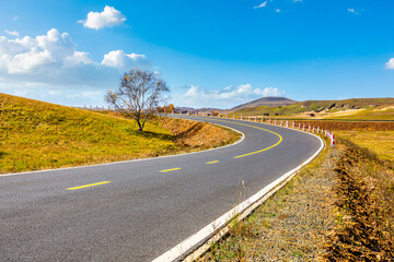 Obraz premium Asphalt road and mountain nature landscape at autumn.