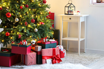 Many gifts under Christmas tree in room