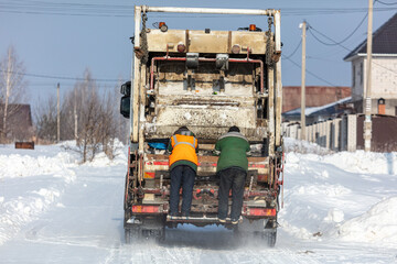 People collect garbage on cars