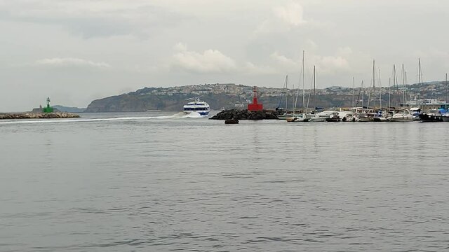 Procida - Aliscafo in virata all'uscita del porto