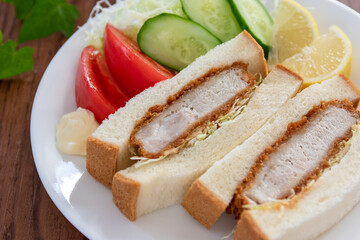 カツサンドとサラダの盛り合わせ