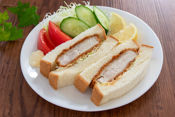 カツサンドとサラダの盛り合わせ