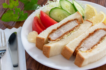 カツサンドとサラダの盛り合わせ